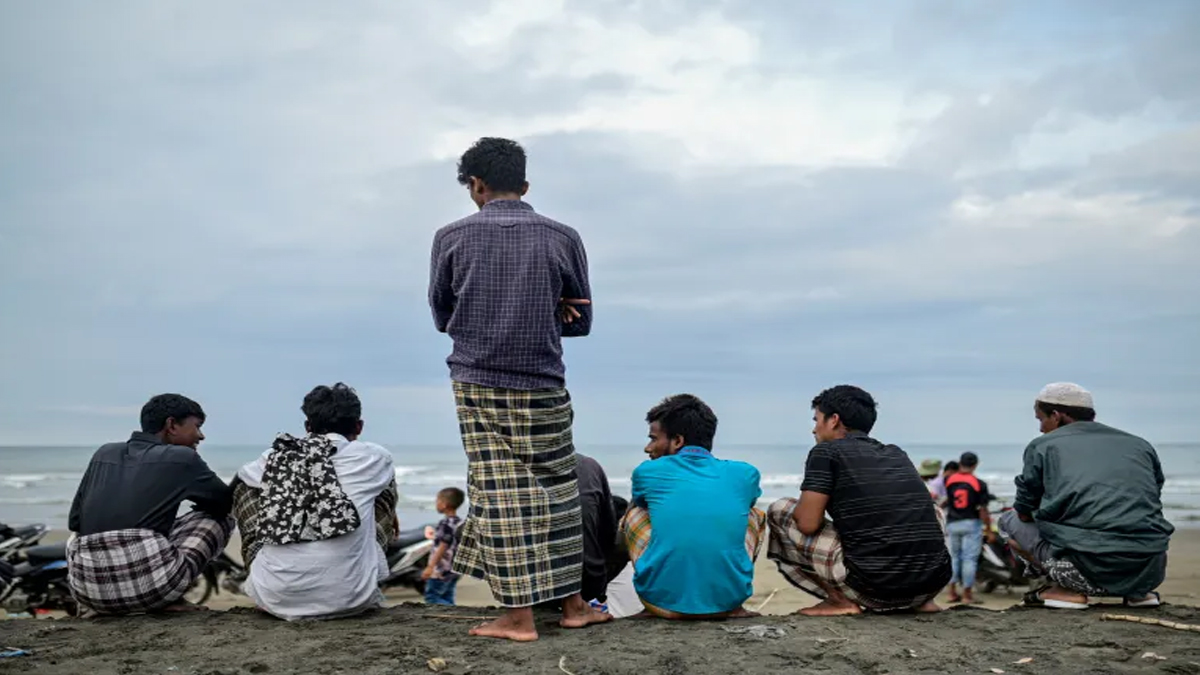 রাতেই বাংলাদেশে অনুপ্রবেশের অপেক্ষায় প্রায় তিনশ রোহিঙ্গা