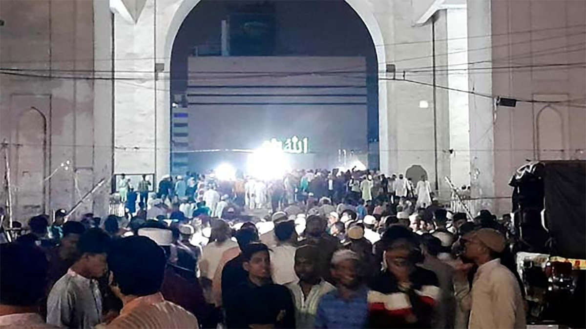 মসজিদে মুসল্লিদের ভিড়, পালিত হচ্ছে শবে বরাত