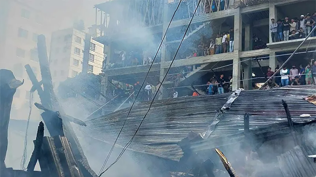 ঝিলপাড় বস্তিতে আগুনে পুড়লো আড়াই শতাধিক ঘর