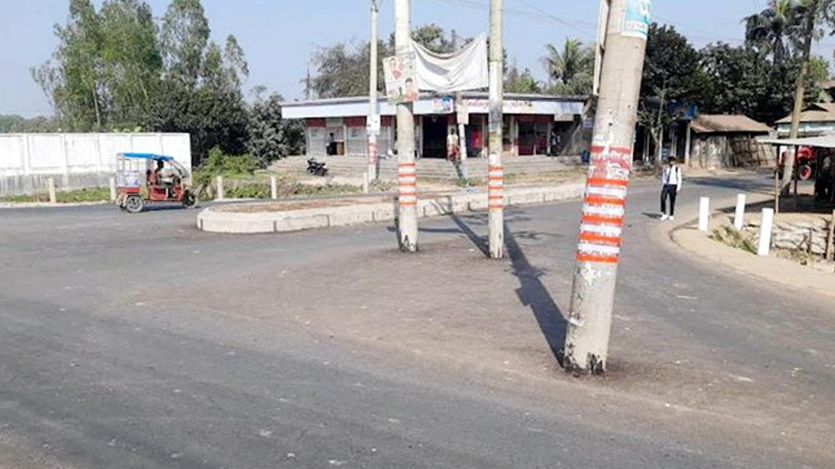 যমুনাতে খবর প্রচারের পর সড়কের মাঝ থেকে সরানো হলো খুঁটি