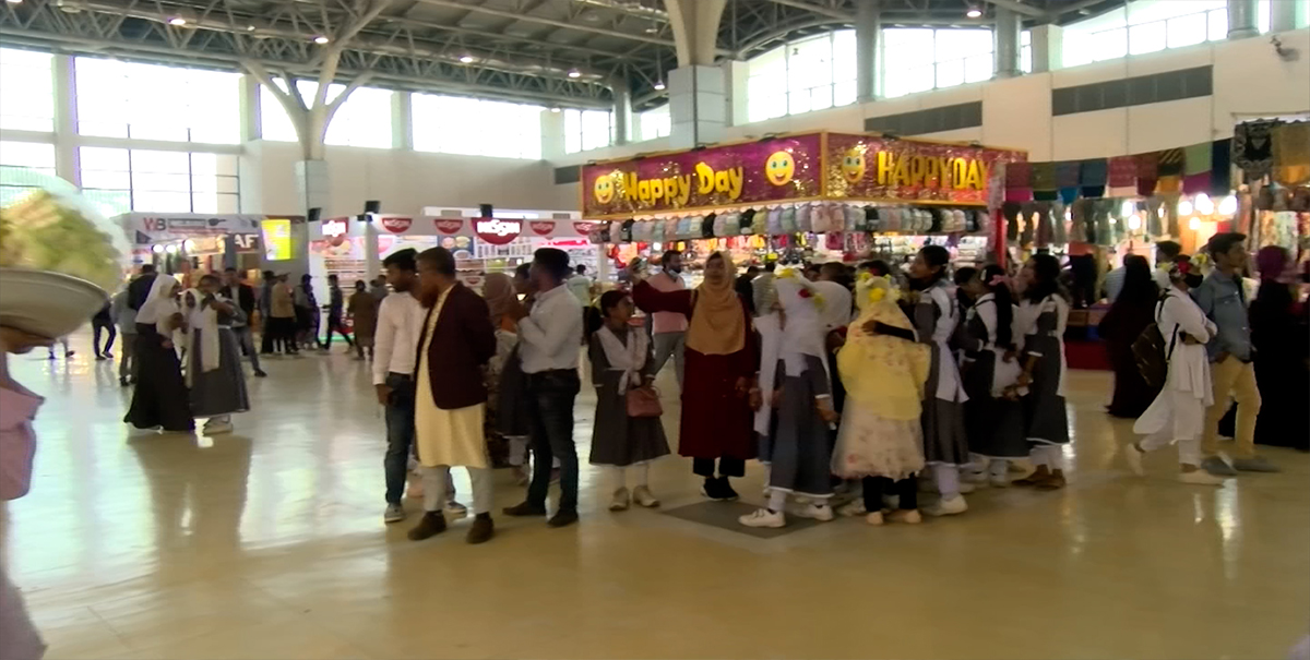 ছুটির দিনে জমে উঠেছে বাণিজ্য মেলা
