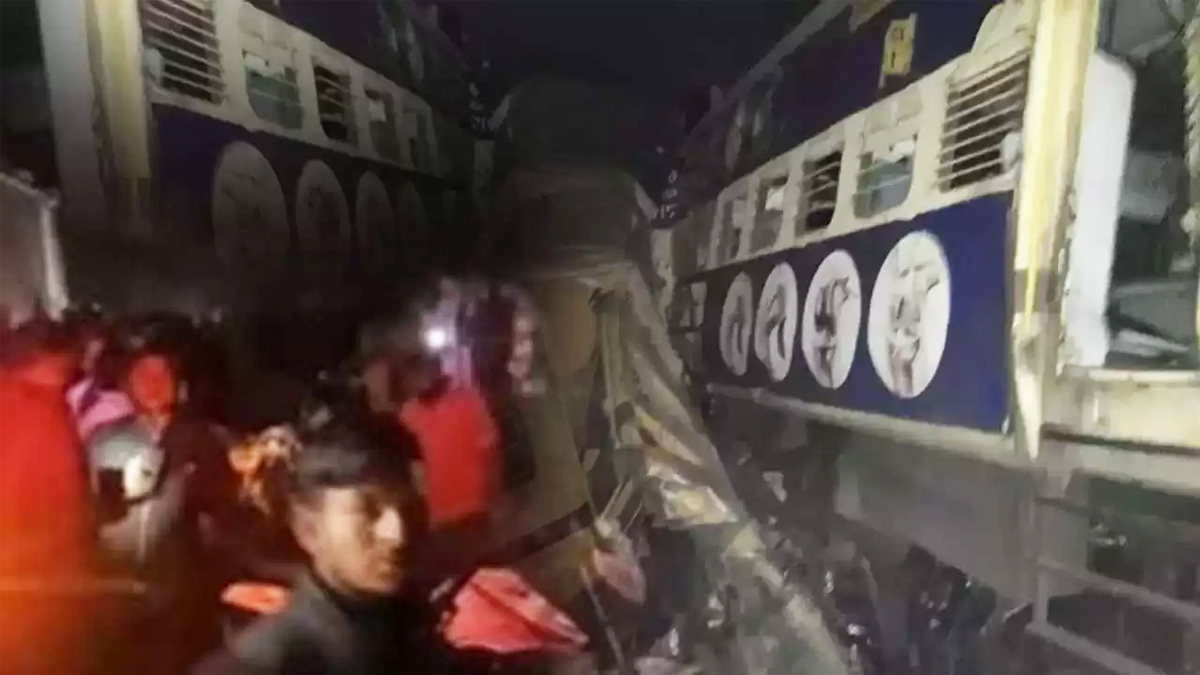 ভারতের ঝাড়খণ্ডে ভয়াবহ ট্রেন দুর্ঘটনা