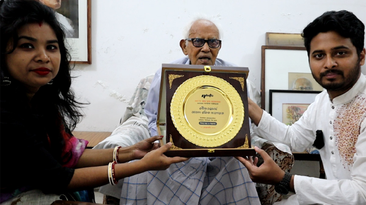 ভাষা সৈনিক আহমদ রফিককে সম্মাননা জানালো ‘কিউবিটস টেকনোলজিস’