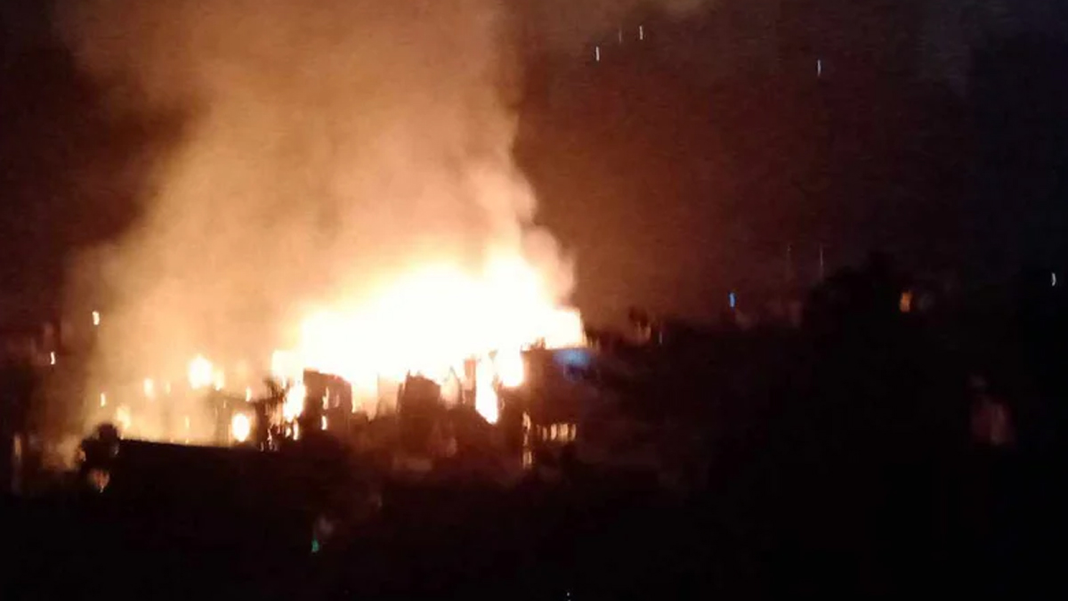 রাজধানীর মিরপুর বস্তিতে লাগা ভয়াবহ আগুন নিয়ন্ত্রণে