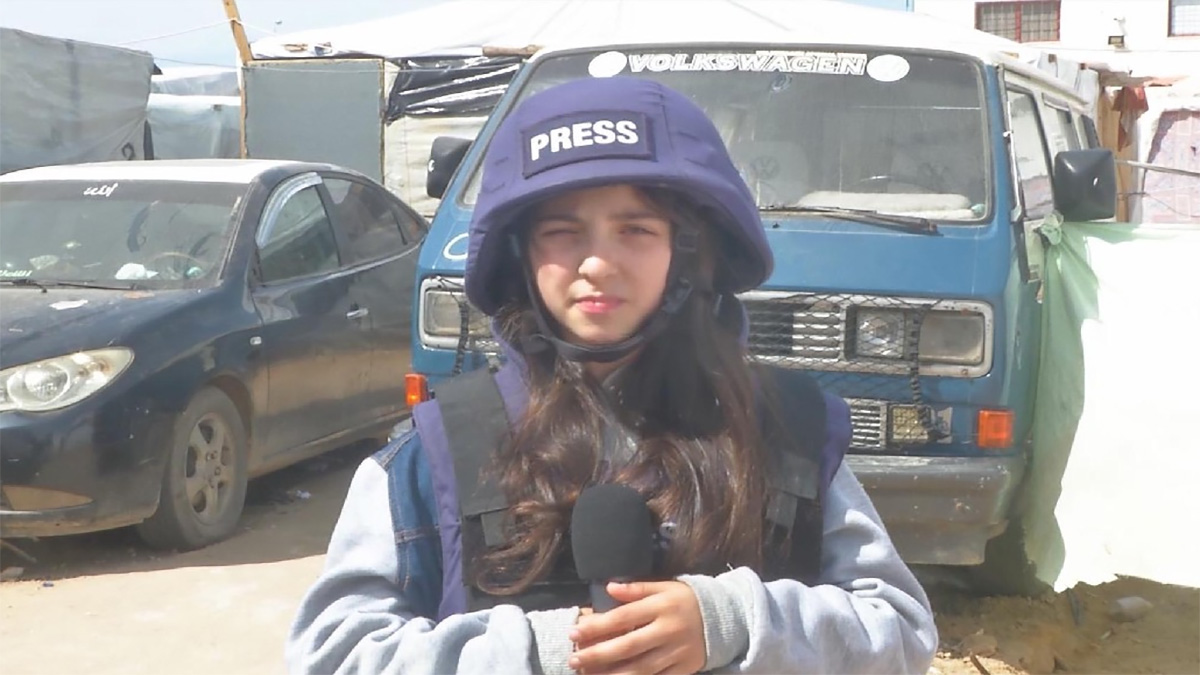 ১১ বছর বয়সী সাংবাদিক যেন বাস্তুচ্যুত ফিলিস্তিনিদের প্রতীক