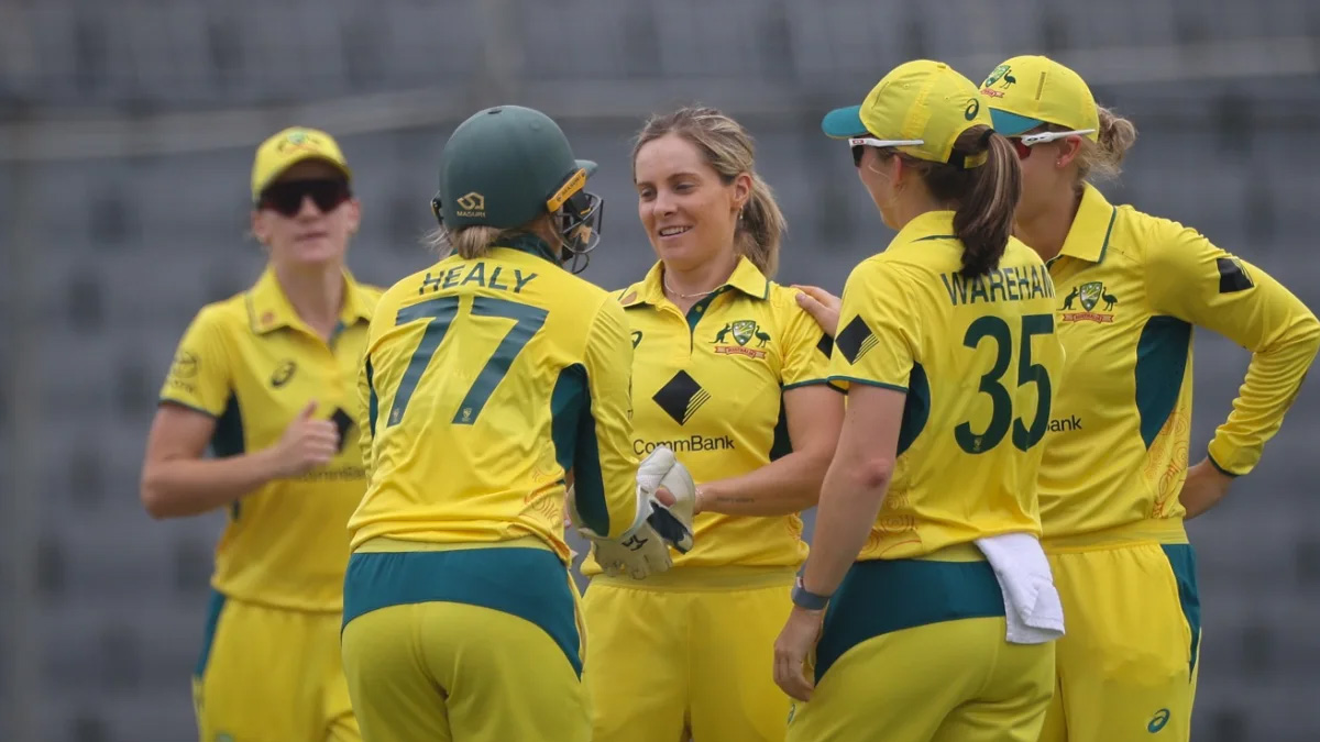 অস্ট্রেলিয়ার নিয়ন্ত্রিত বোলিংয়ে শতরানের আগেই অলআউট বাংলাদেশ