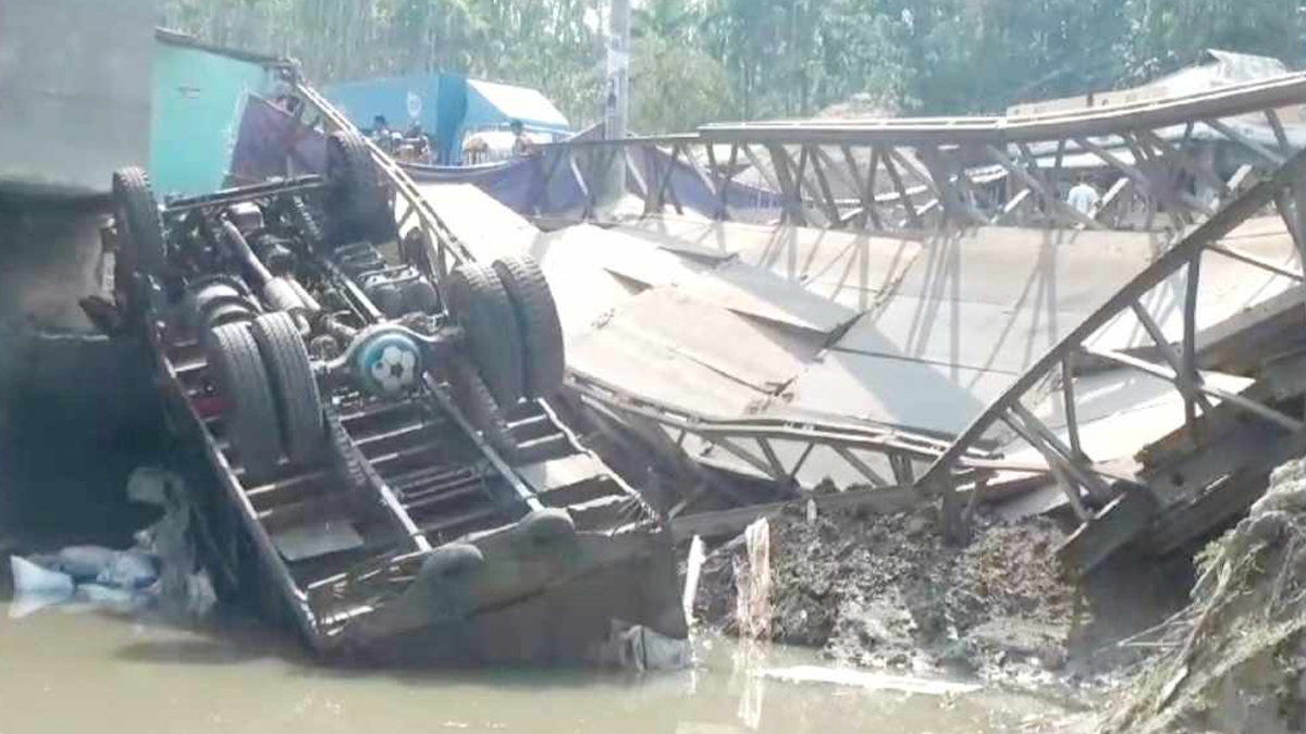 বরিশালে বেইলি ব্রিজ ভেঙে খালে পড়লো ট্রাক