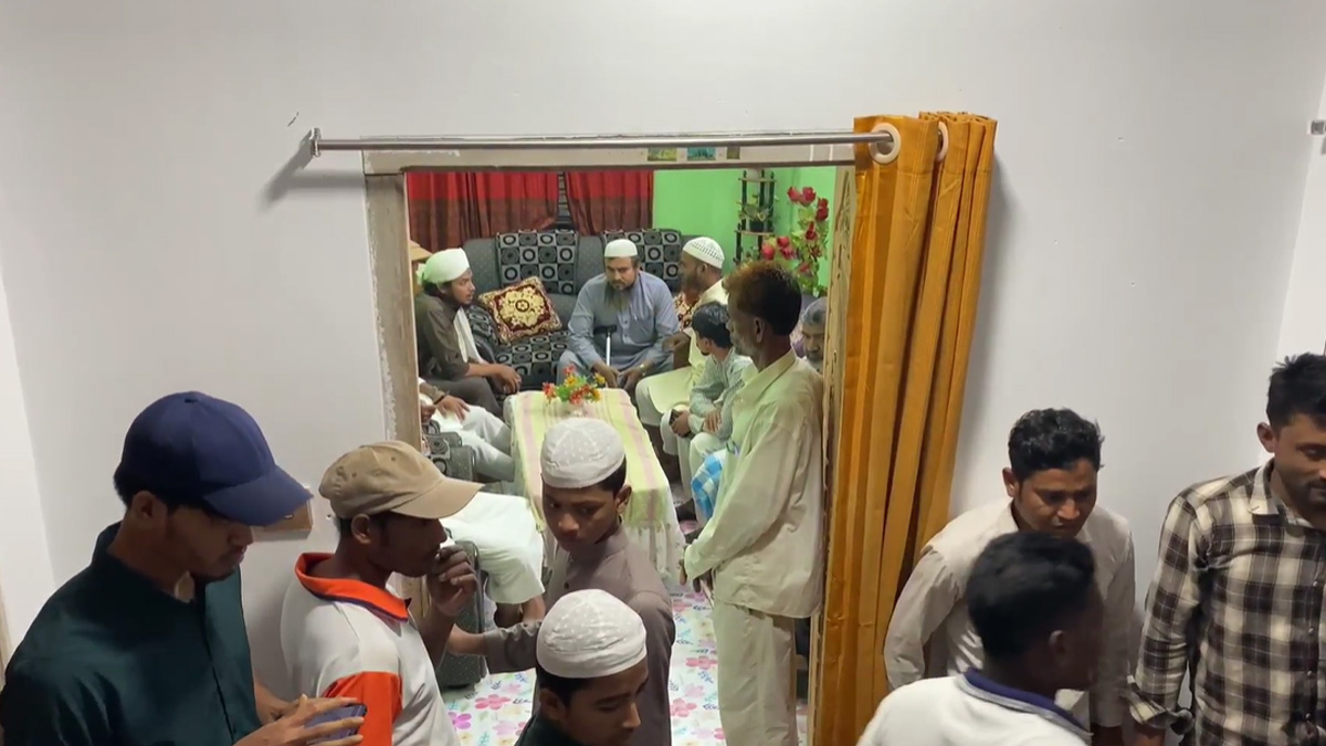 তারাবি পড়তে মসজিদে স্বামী, ঘরে স্ত্রীর গলা কাটা মরদেহ