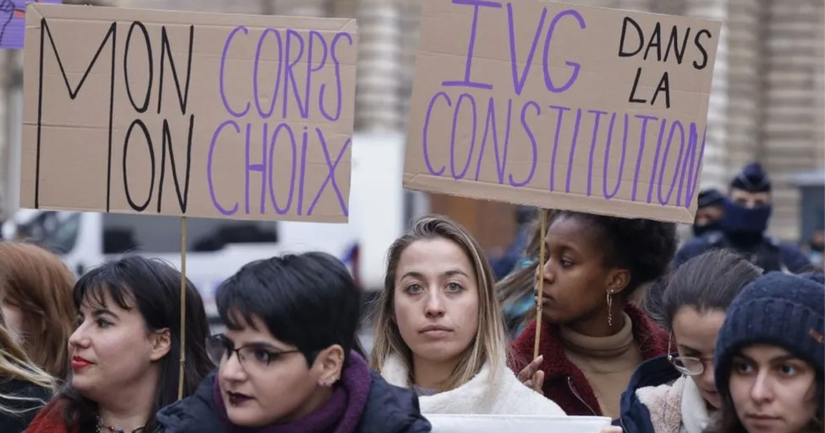 বিশ্বের প্রথম দেশ হিসেবে গর্ভপাতের অধিকারকে সাংবিধানিক বৈধতা দেয়ার পথে ফ্রান্স