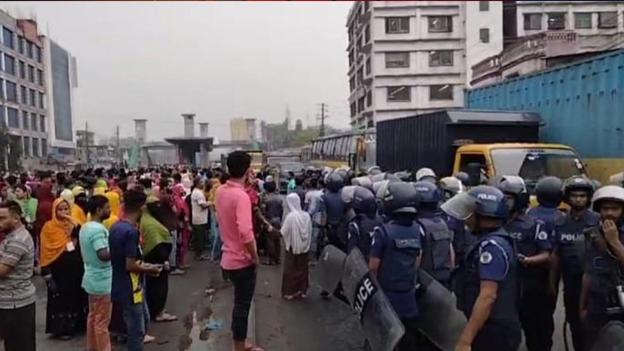 বেতন দাবির পর কারখানা বন্ধের নোটিশ, আন্দোলনে শ্রমিকরা