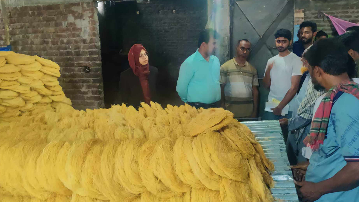 হিলিতে অস্বাস্থ্যকর পরিবেশে সেমাই তৈরির দায়ে ২ কারখানাকে জরিমানা