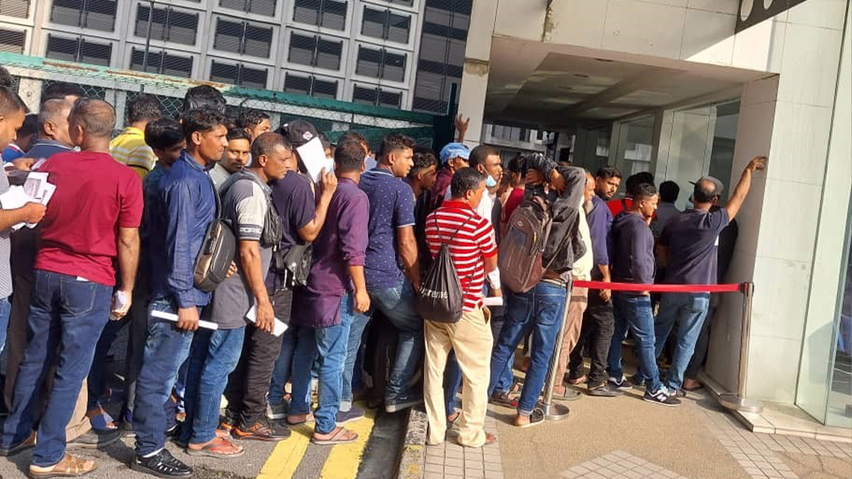 মালয়েশিয়ায় সরাসরি পাসপোর্ট পেলেন দেড় হাজার প্রবাসী বাংলাদেশি