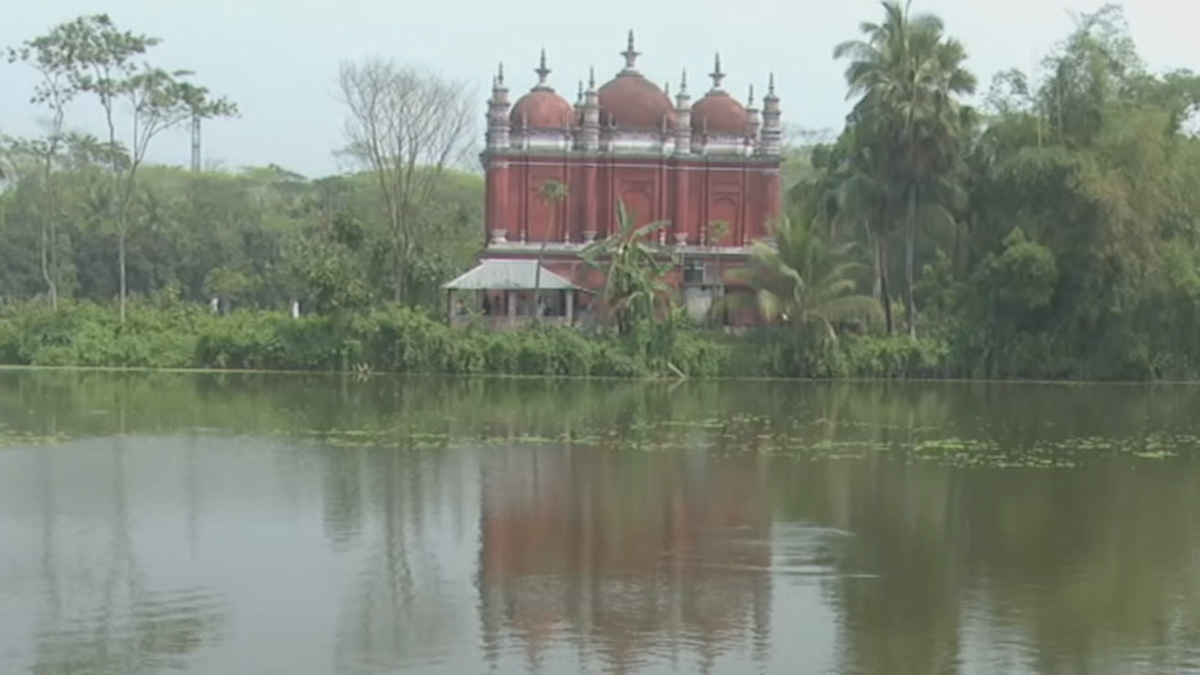 মোঘল আভিজাত্য আর নির্মাণশৈলীতে বরিশালের মিয়া বাড়ি মসজিদ