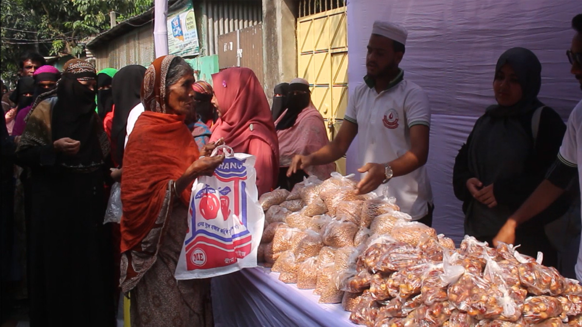 মুন্সিগঞ্জে ৫ টাকায় ইফতার সামগ্রী বিতরণ