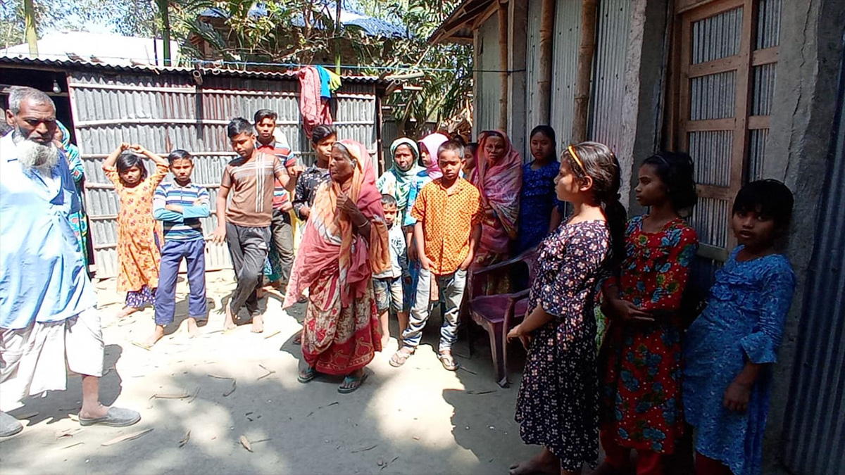 ঘুমন্ত ছোটভাইকে হত্যার পর বিষপান বড়ভাইয়ের