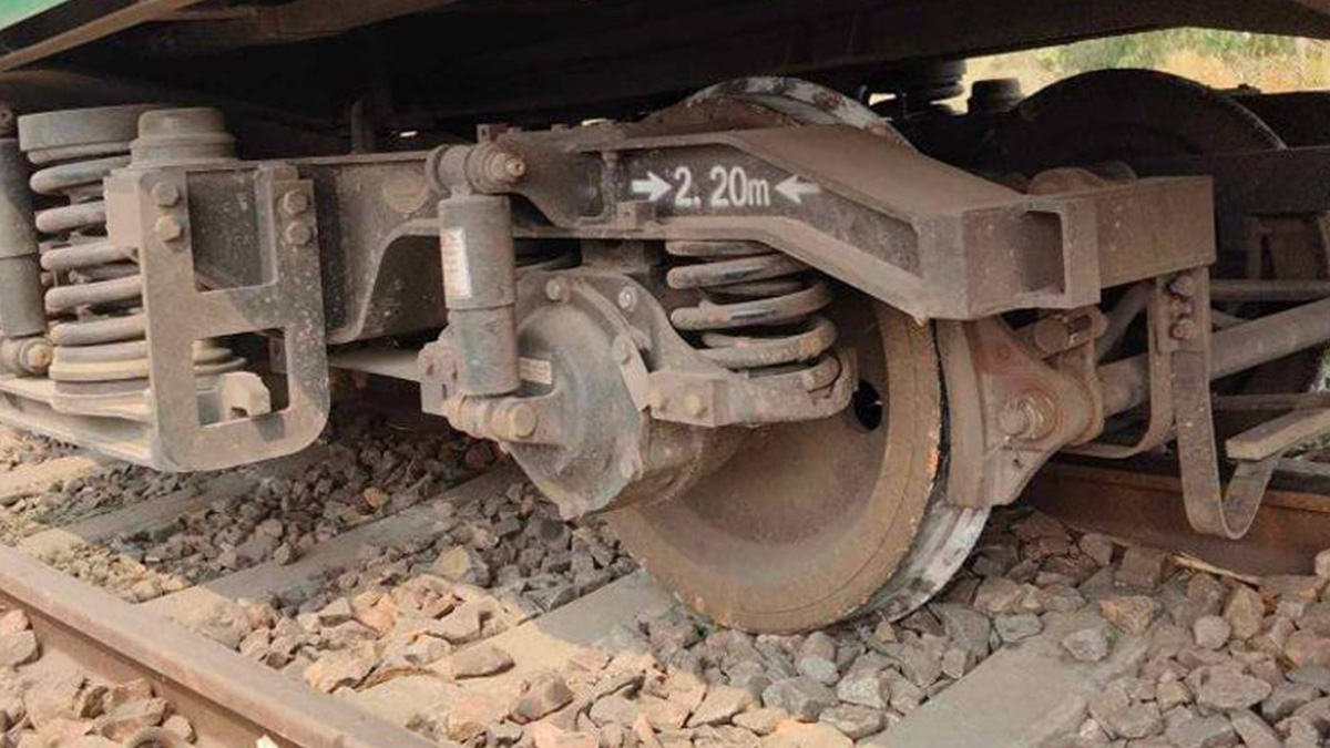 ঈশ্বরদীতে ক্রসিংয়ের সময় মালবাহী ও তেলবাহী ট্রেন লাইনচ্যুত