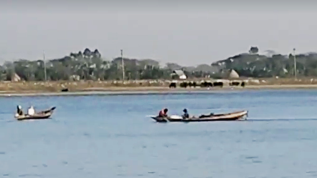 নিষেধাজ্ঞা না মেনেই তেঁতুলিয়া নদীতে মাছ ধরছেন জেলেরা