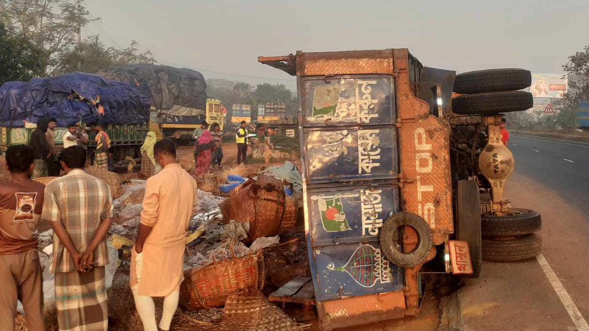 কুমিল্লায় মাছবাহী ট্রাক উল্টে ৪ জন নিহত, আহত ৩