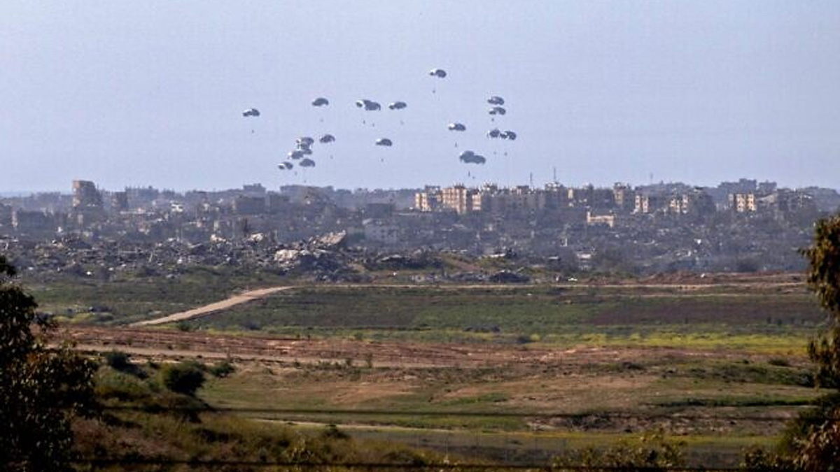 গাজায় এয়ারড্রপ পদ্ধতিতে ত্রাণ ফেললো যুক্তরাষ্ট্র ও জর্ডান