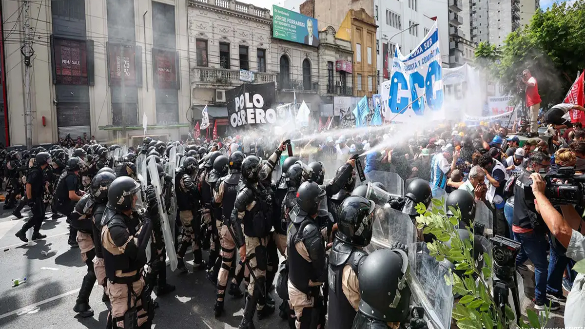 খাদ্য সংকটের প্রতিবাদে বিক্ষোভে উত্তাল আর্জেন্টিনা