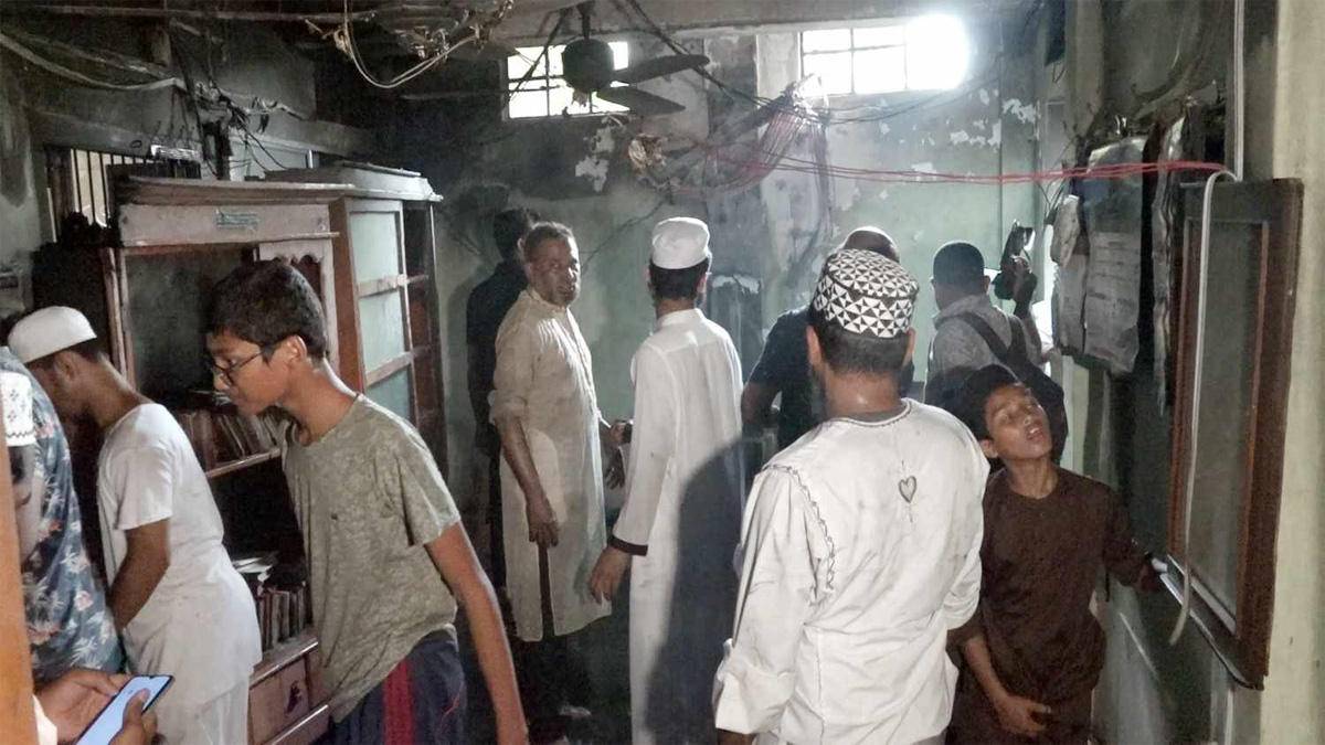 বরিশালে নামাজ চলাকালে মসজিদে এসি বিস্ফোরণ