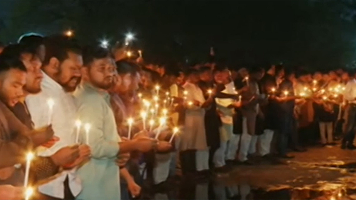 ভয়াল গণহত্যা দিবস: শহীদদের স্মরণে মোমবাতি প্রজ্বলন ঢাকা উত্তর ছাত্রলীগের