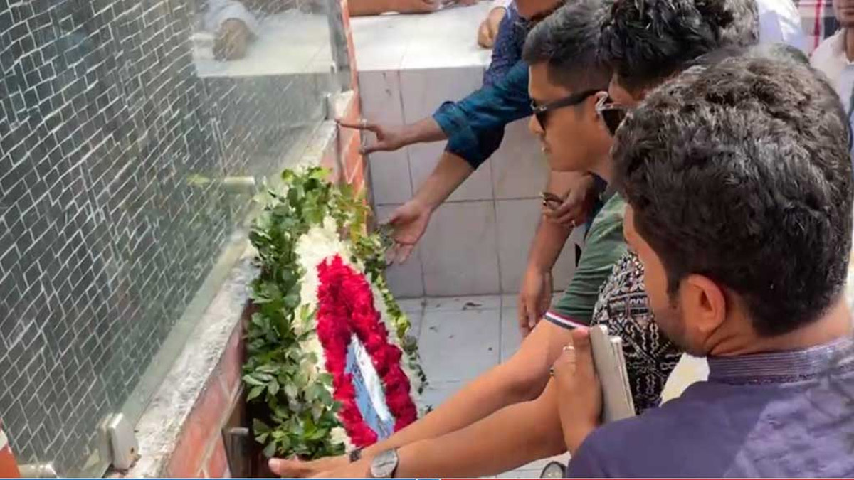 বুয়েটে বঙ্গবন্ধুর ম্যুরালে ছাত্রলীগের শ্রদ্ধা