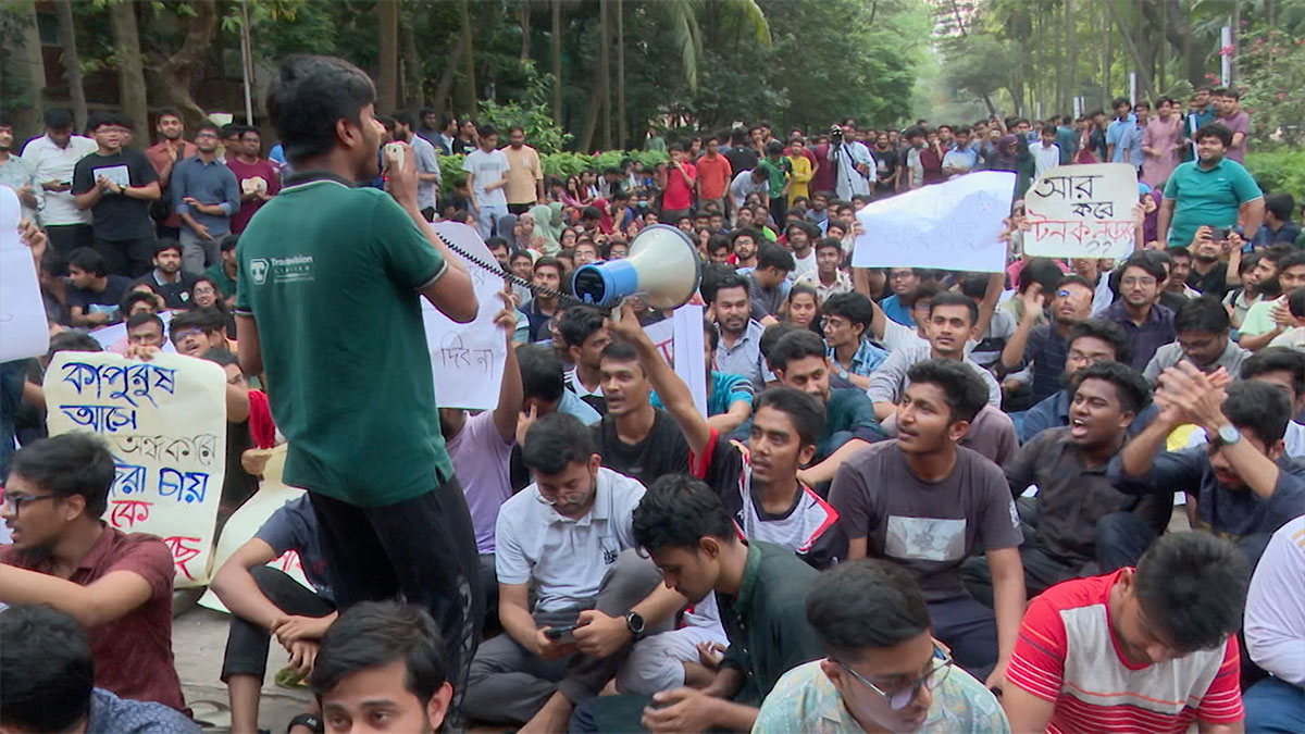 বুয়েটে মধ্যরাতে ছাত্রলীগের ‘বৈঠক’: ৬ দাবিতে আন্দোলনে শিক্ষার্থীরা