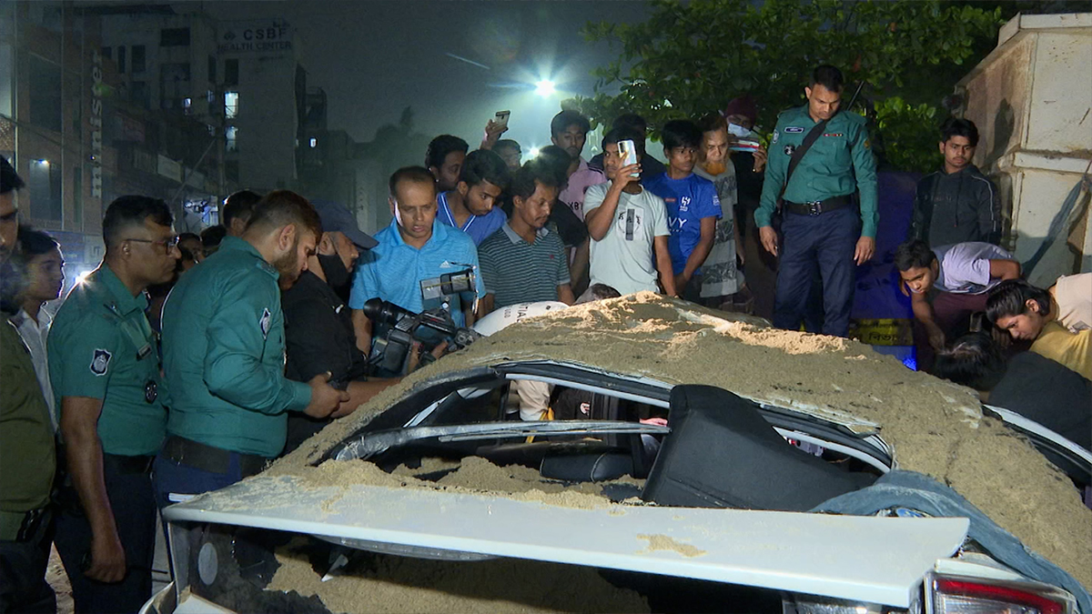 প্রাইভেটকারের ওপর উল্টে পড়ল বালুবাহী ট্রাক