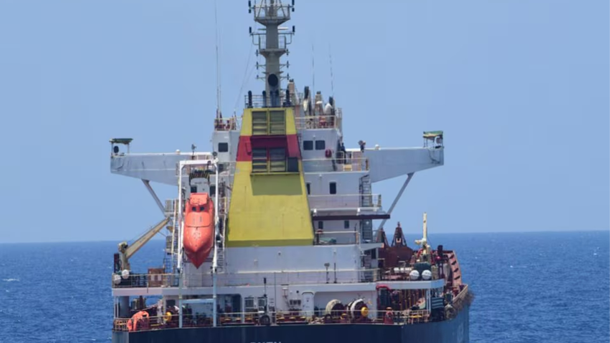 ছিনতাইকৃত জাহাজসহ সোমালিয়ান দস্যুদের আটকে দিলো ভারতীয় নৌবাহিনী