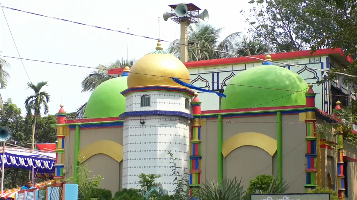 সংস্কারের পর এখন আধুনিক রূপে চুয়াডাঙ্গার পীরগঞ্জ জামে মসজিদ