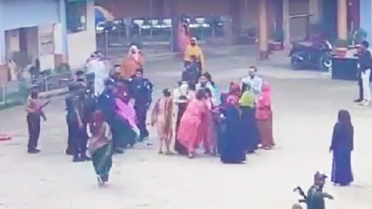 কুমিল্লা হাইস্কুল কেন্দ্রে দুই প্রার্থীর নারী সমর্থকদের মারামারি
