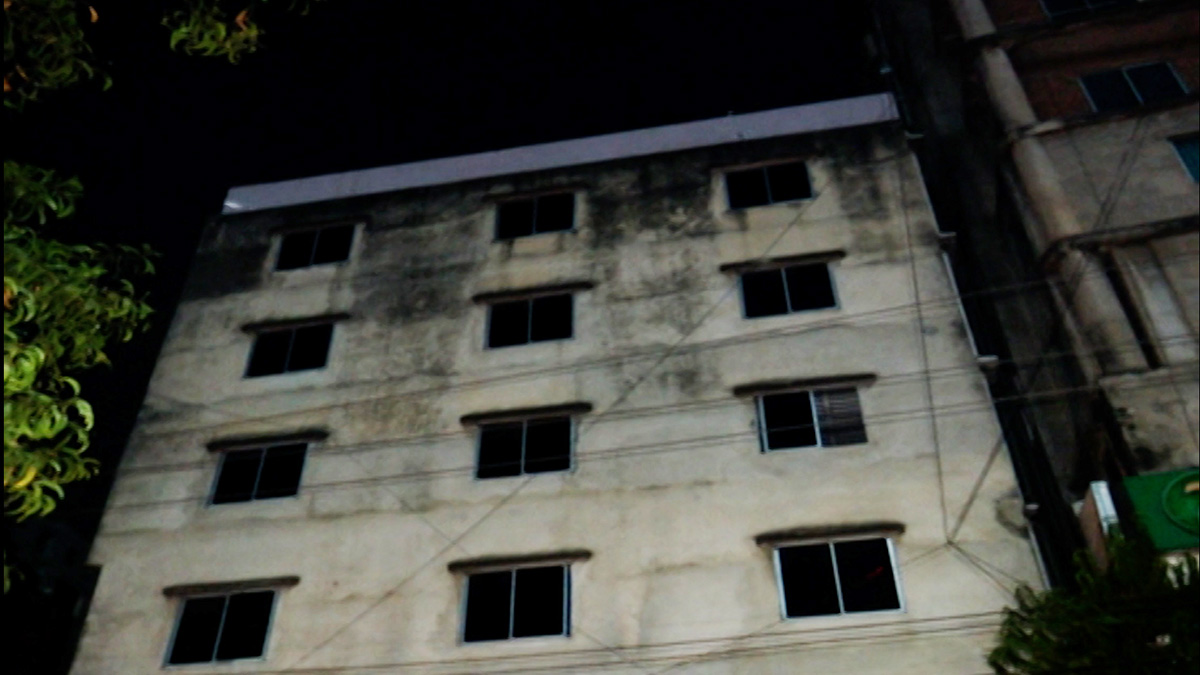 হাতিরপুলে ভবনে আগুন: ছাদ থেকে ৪ জনকে উদ্ধার