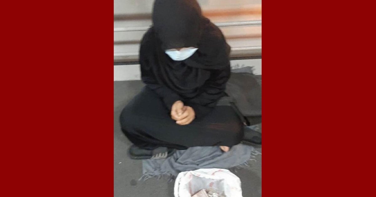 দুবাইতে মসজিদের সামনে নারী পোশাকে ভিক্ষা করার সময় আটক যুবক