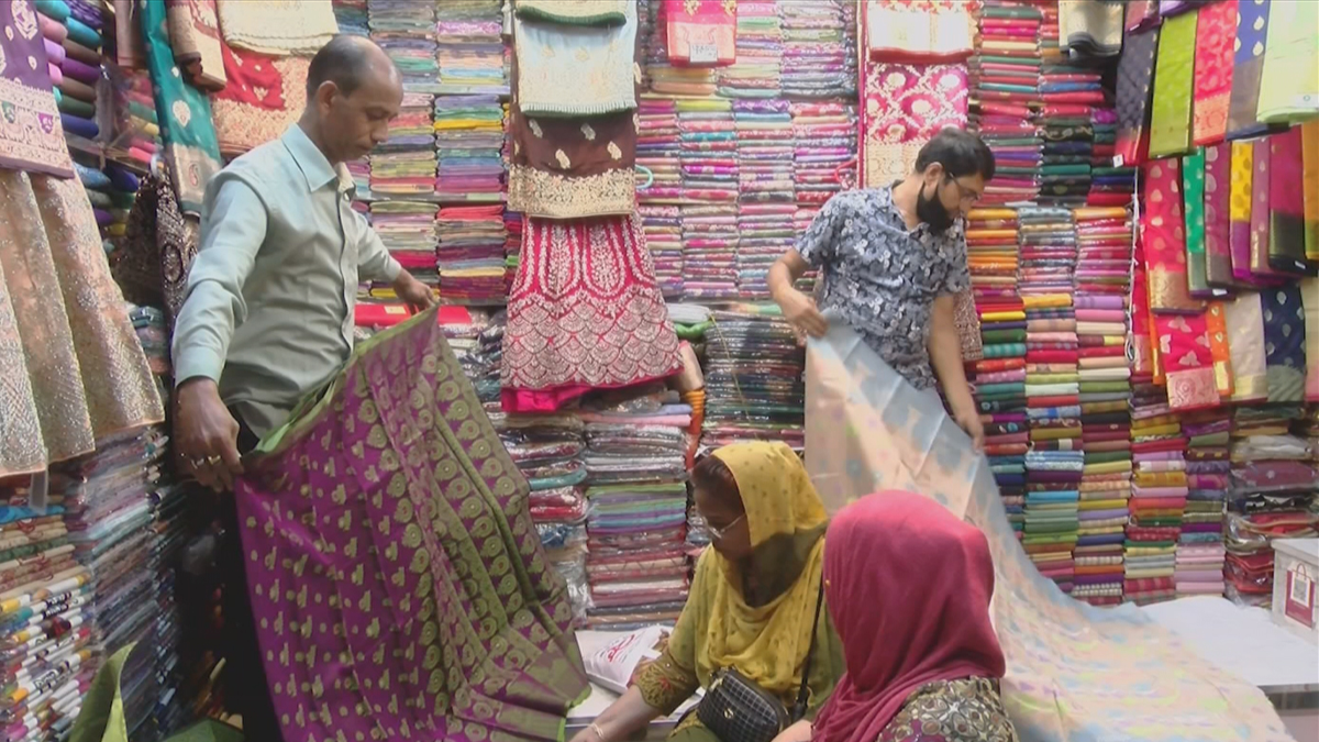 রমজানের শুরুতেই শপিংমলে বাহারী পোশাকের পসরা