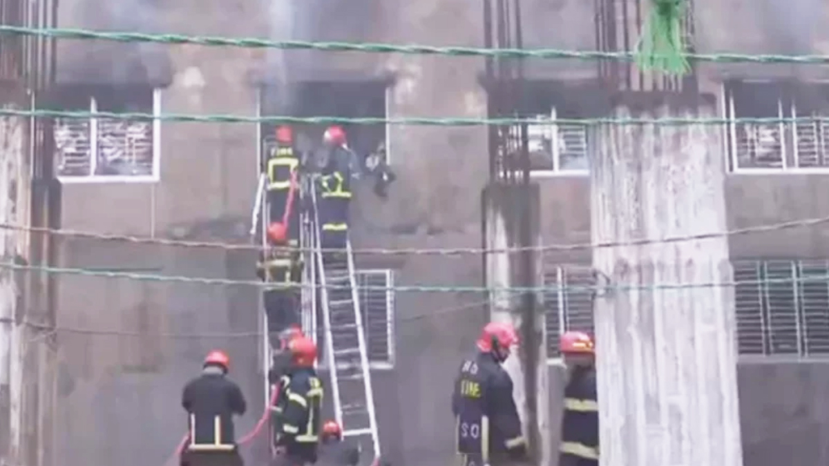 প্রায় ৯ ঘণ্টা পর ডেমরায় গুদামে লাগা আগুন নিয়ন্ত্রণে