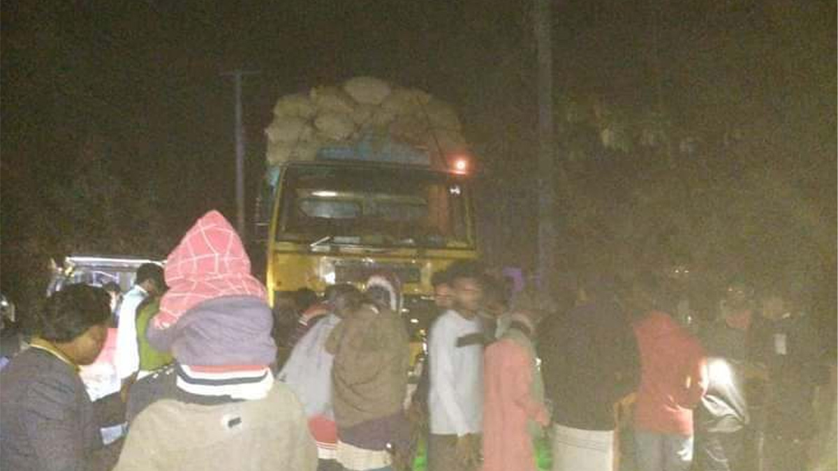 গাইবান্ধায় ট্রাকচাপায় চাচা-ভাতিজার মৃত্যু