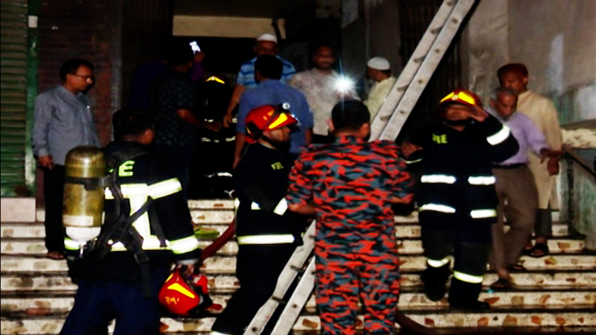 রাজধানীর হাতিরপুলে বহুতল ভবনে আগুন, নিয়ন্ত্রণে ফায়ার সার্ভিসের ৭ ইউনিট