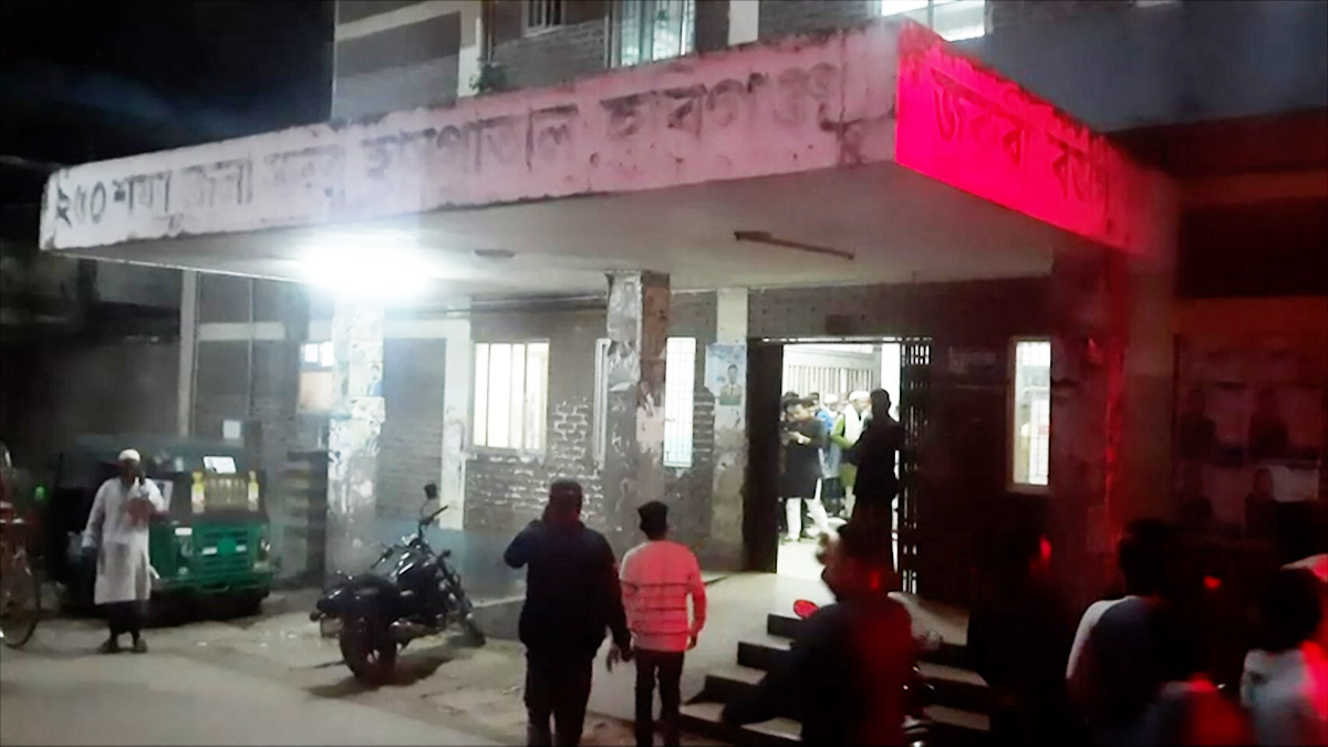 সিগারেটের ধোঁয়া ছাড়া নিয়ে সংঘর্ষ, আহত অর্ধশতাধিক