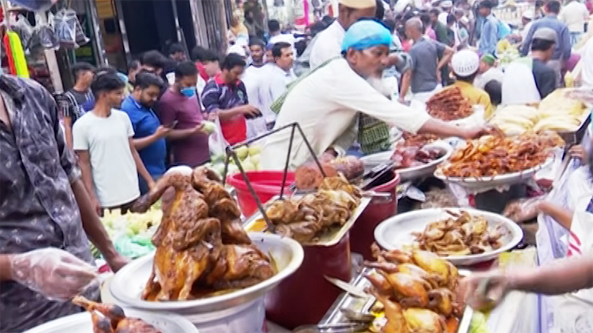 ঢাকার চকবাজারে জমজমাট ছিল ইফতার কেনাকাটা