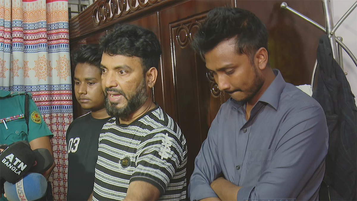 বাসায় ঢুকে সাংবাদিককে মারধর, তিনজন আটক