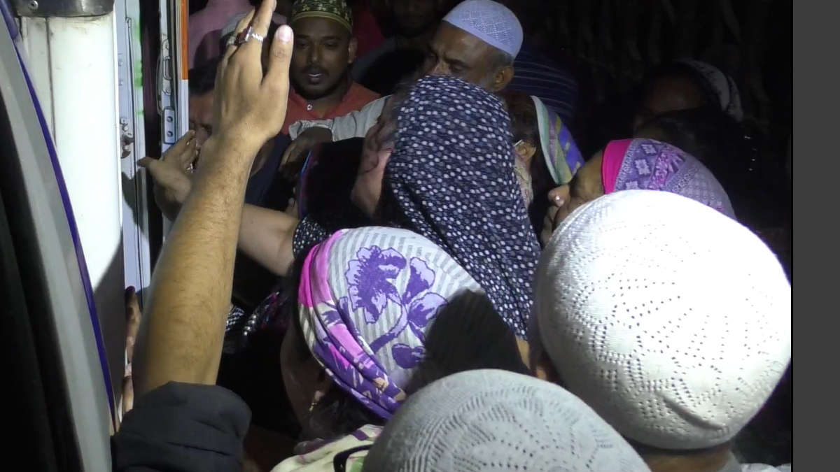 জুনায়েতের মায়ের এ আহাজারি যেন থামবার নয়