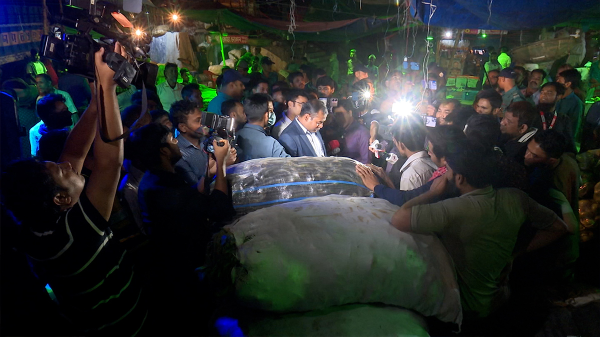 মধ্যরাতে কারওয়ান বাজারে ভোক্তা অধিকার অধিদফতরের অভিযান