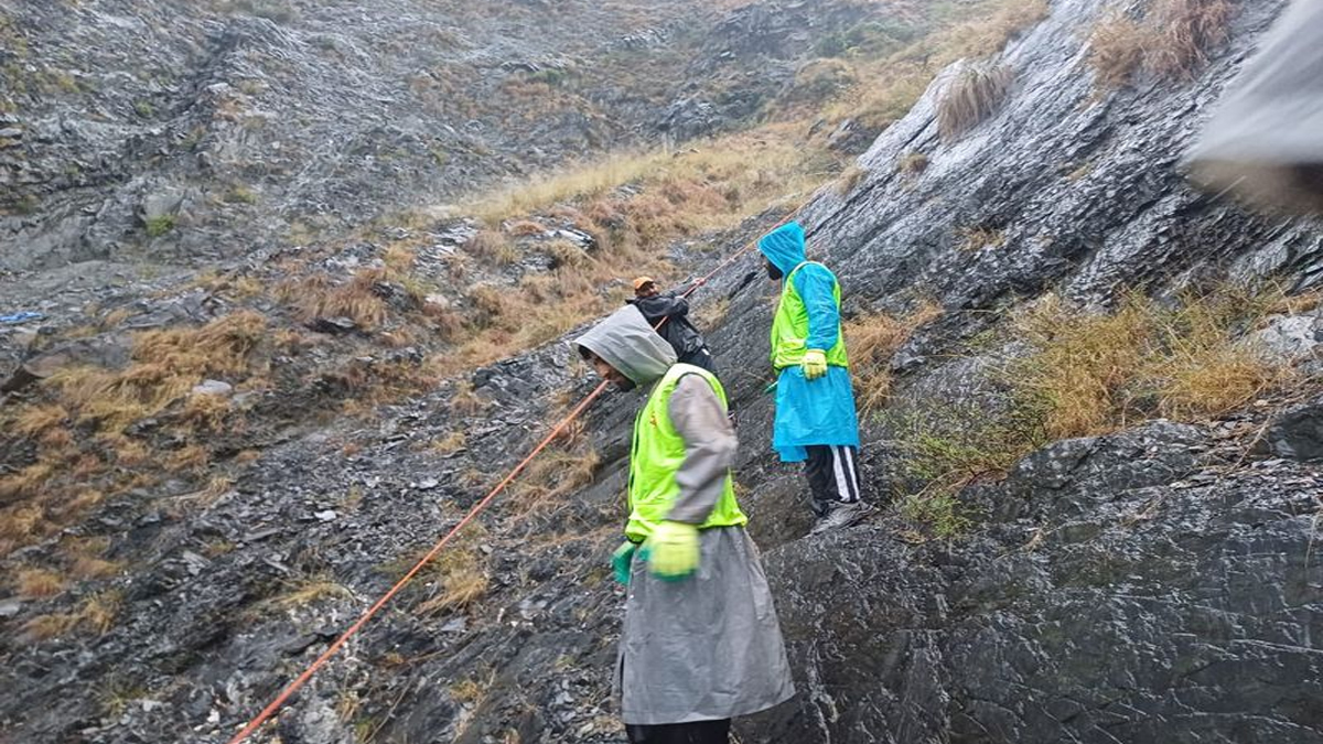 কাশ্মীরে হাইওয়ে থেকে ৩০০ ফুট নিচে গাড়ি পড়ে নিহত ১০