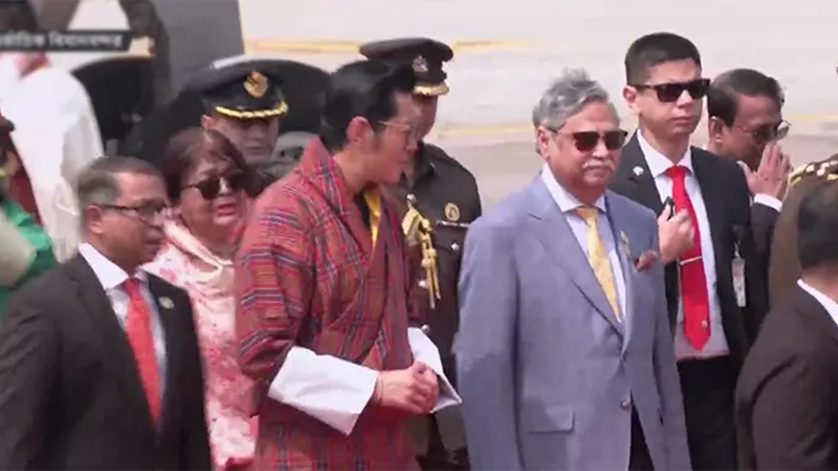 রাষ্ট্রীয় সফরে রানিকে নিয়ে ঢাকায় ভুটানের রাজা