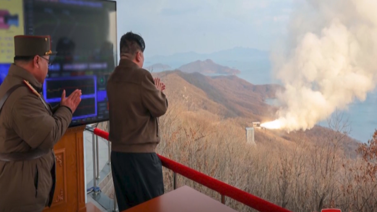 হাইপারসনিক ক্ষেপণাস্ত্র তৈরির অগ্রগতি পরিদর্শন করলেন কিম