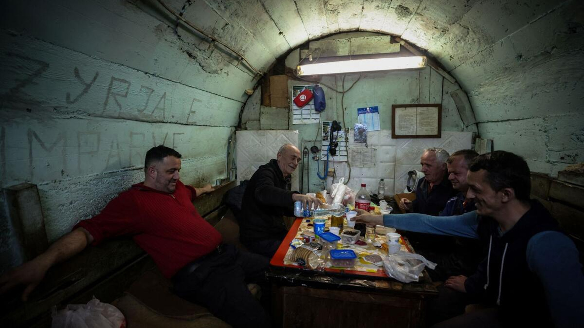 কসোভোর একটি খনিতে মাটির নীচে চলছে ইফতার গ্রহণ