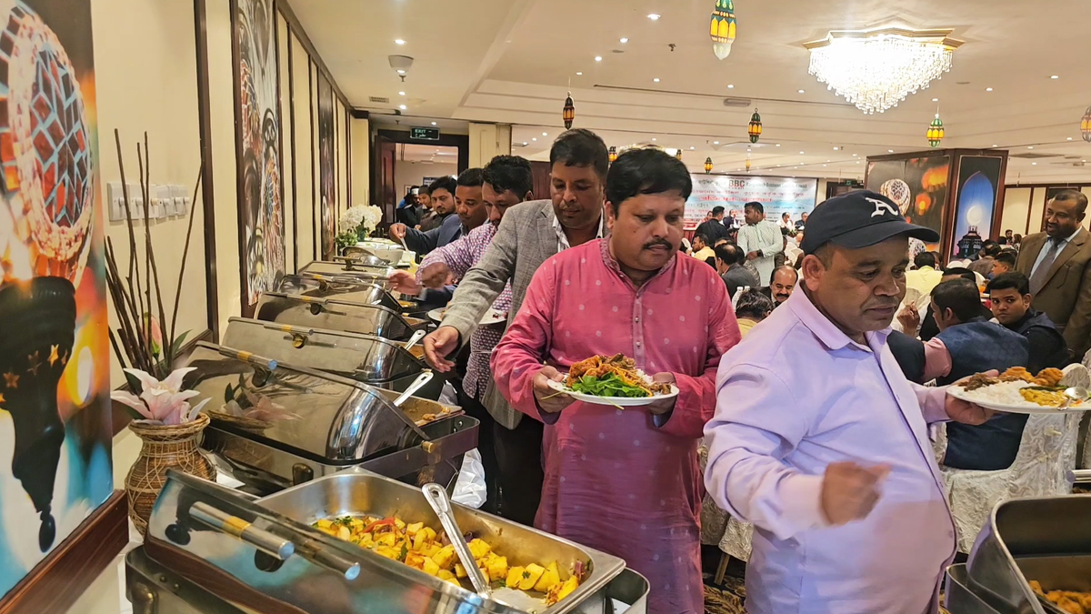 কুয়েতে ইফতার করতে বাংলাদেশি রেস্তোরাঁয় ভিড়