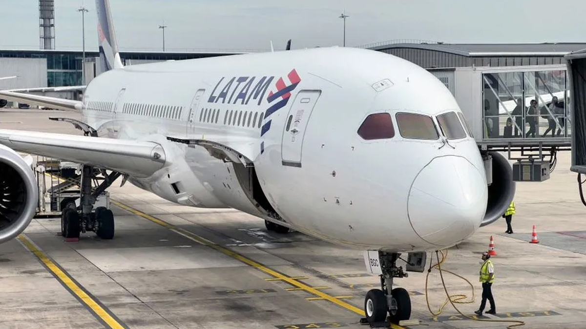 মাঝ আকাশে আচমকা বিমানে ঝাঁকুনি, আহত ৫০