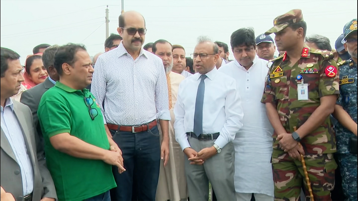 মশক নিধন কার্যক্রম দেখতে গিয়ে মশার কামড়ে অতিষ্ঠ মন্ত্রী-মেয়র